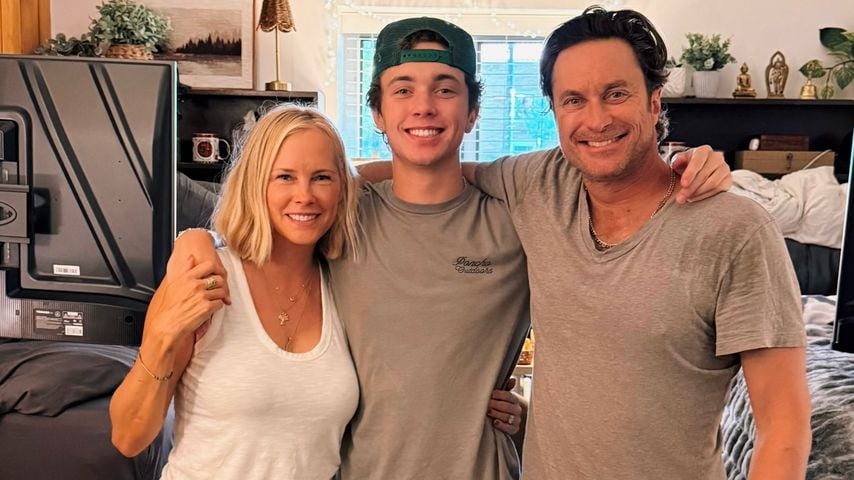 Erinn Barlett und Oliver Hudson mit Sohn Wilder in seinem Zimmer des Studentenwohnheims.