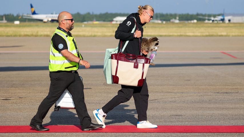 Erling Braut Haaland trifft mit Norwegens Nationalteam am Flughafen Oslo-Gardermoen ein, nach dem Viertelfinal-Aus gegen England