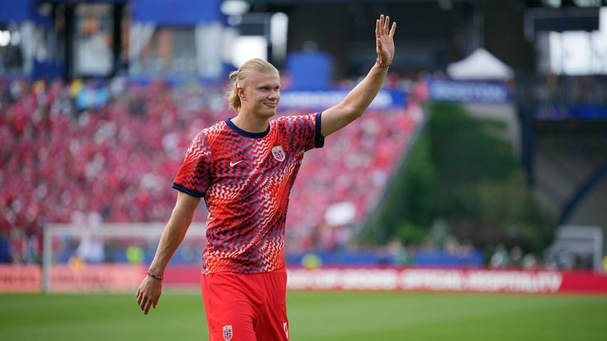 Norwegens Erling Haaland grüßt die Fans vor dem Gruppenspiel gegen Frankreich bei der WM 2026 in Boston