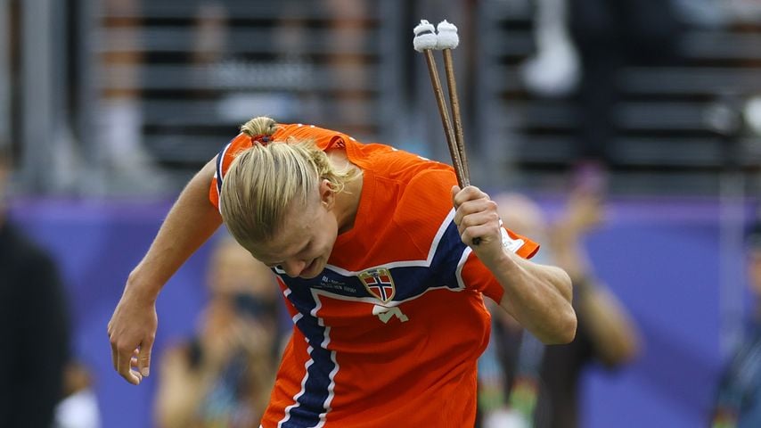 Erling Haaland feiert Norwegens 2:1-Sieg gegen Brasilien bei der WM 2026 mit dem "Rudern"