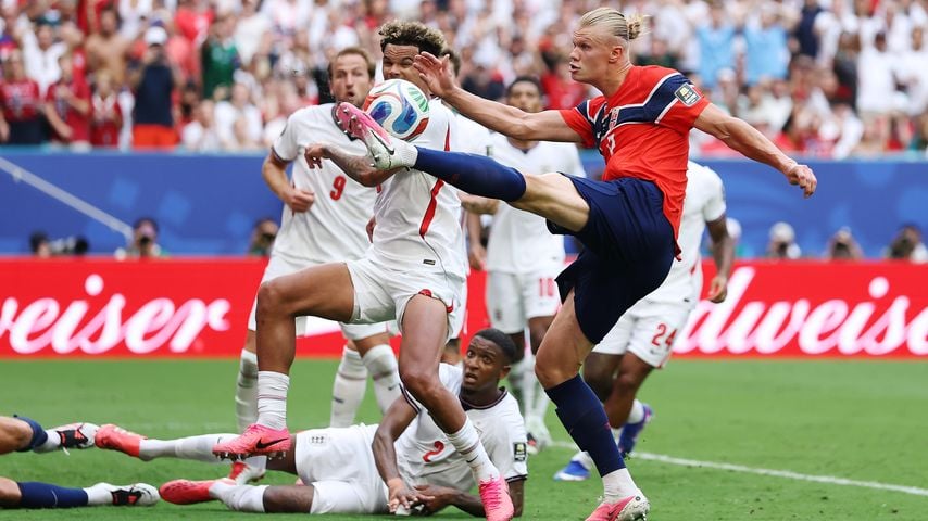 Erling Haaland verpasst gegen Nico O'Reilly eine Großchance im WM-Viertelfinale Norwegen gegen England in Miami Gardens