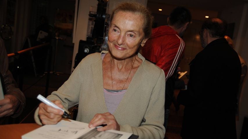 Erni Mangold signiert ihre Biographie "Lassen Sie mich in Ruhe" bei der Filmpremiere von "Der letzte Tanz" in Salzburg