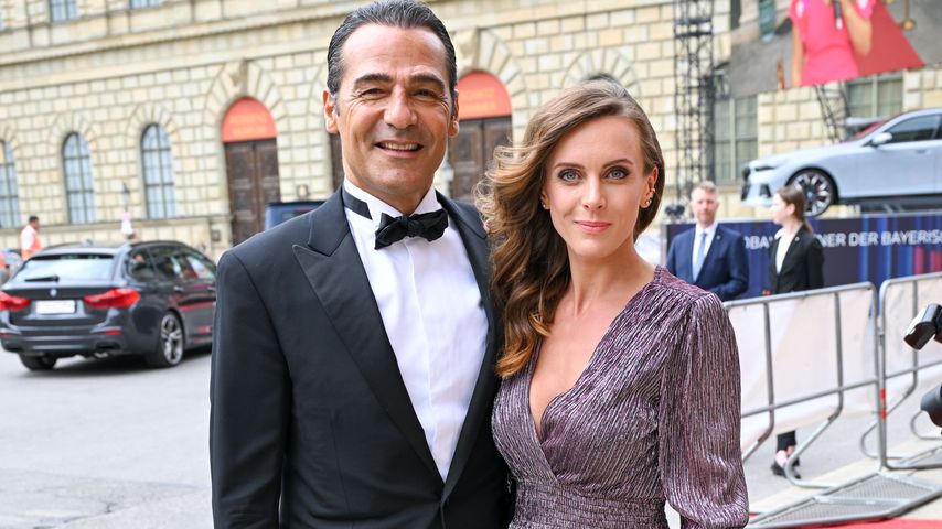 Erol Sander und seine Freundin Rebecca schweben im Babyglück