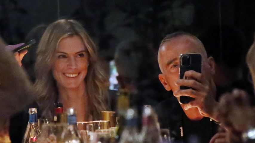 Eros Ramazzotti und seine Begleitung im April 2022