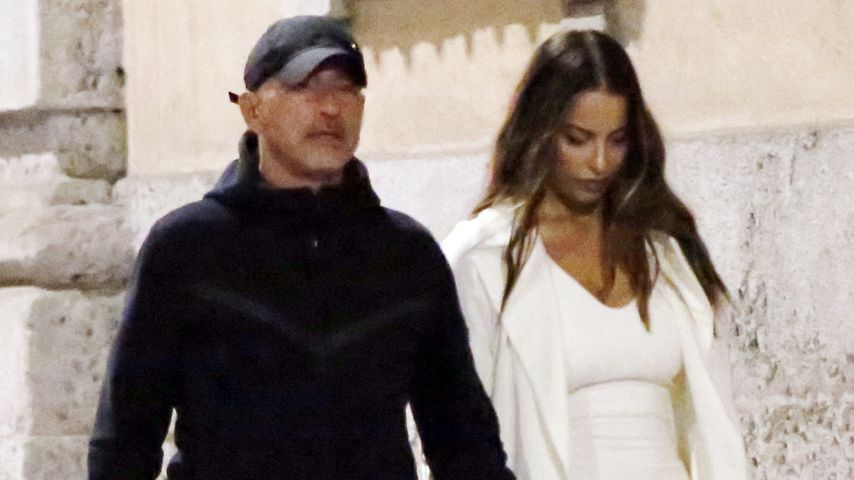 Eros Ramazzotti mit einer unbekannten Dame im Oktober 2022 in Mailand