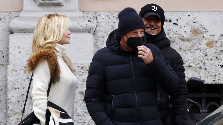 Eros Ramazzotti mit seinem Bodyguard und einer unbekannten Frau