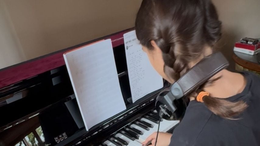 Eros Ramazzottis Tochter Raffaela am Klavier