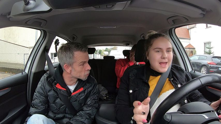 Estefania Wollny in der Fahrschule