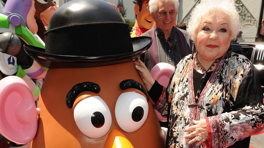 Estelle Harris (r.) mit Mr. Potato Head im Juni 2010 in Hollywood