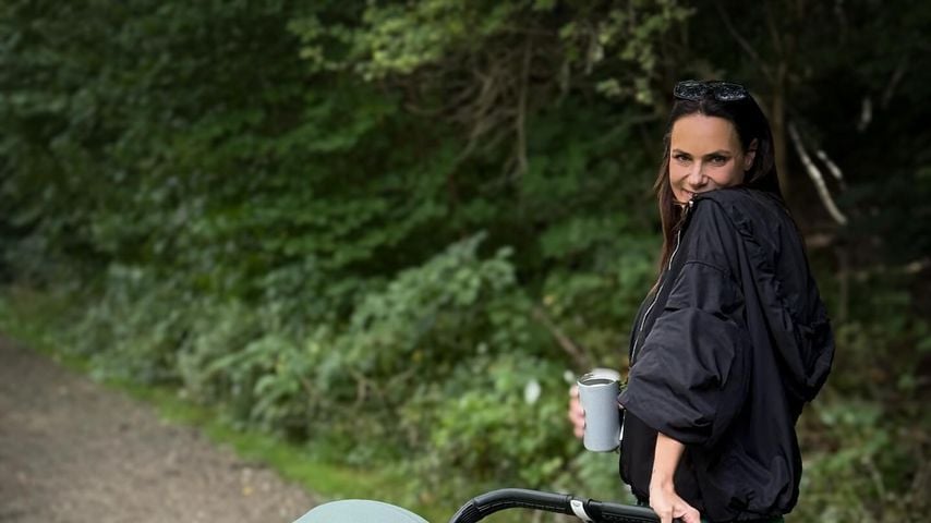 Esther Sedlaczek schwärmt vom Sommer mit ihrem Neugeborenen