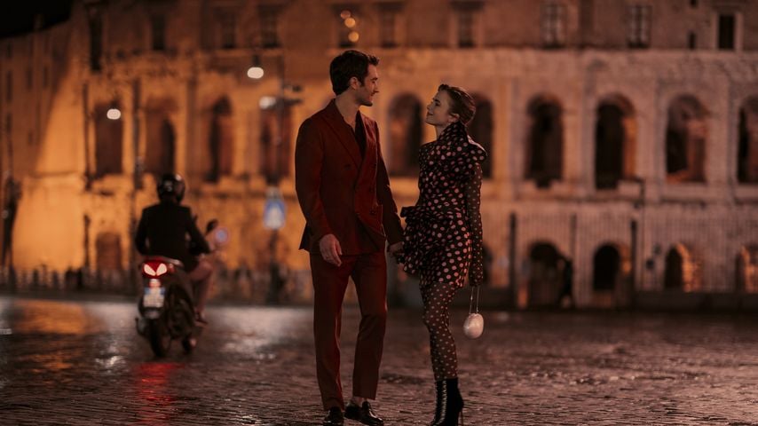 Romantische Szene: Lily Collins am "Emily in Paris"-Set