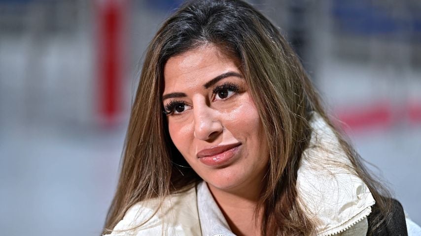 Eva Benetatou am Flughafen Frankfurt vor dem Abflug zum RTL-Dschungelcamp 2026