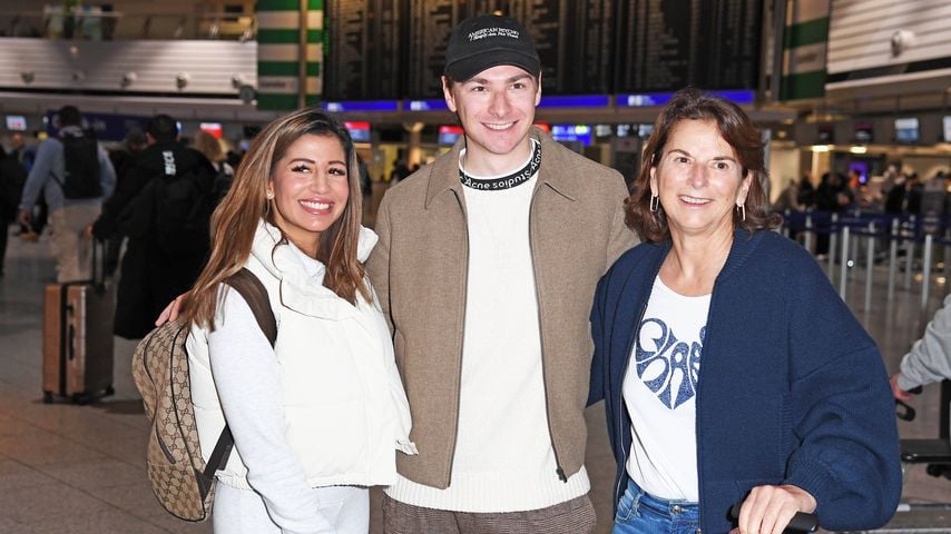 Eva Benetatou, Max Suhr und Claudia Obert am Frankfurter Flughafen vor dem Abflug ins Dschungelcamp