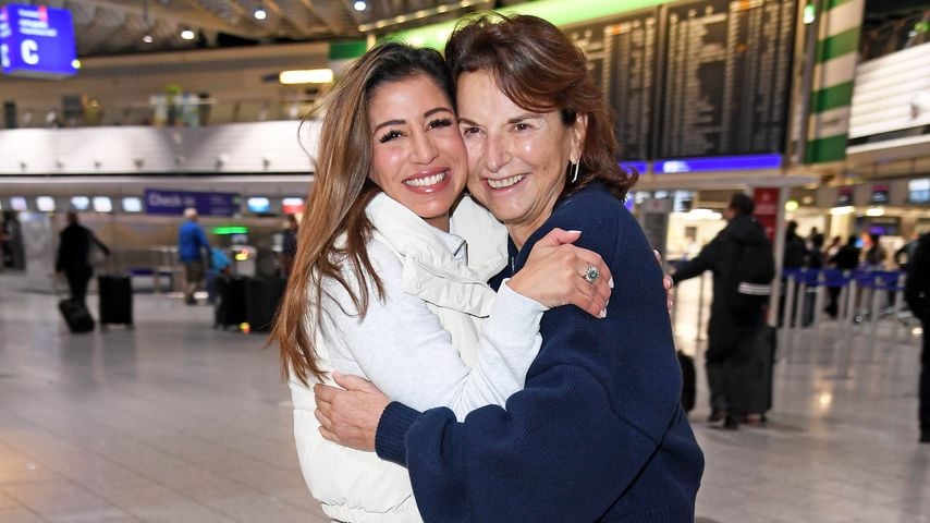 Eva Benetatou und Claudia Obert vor dem Abflug zur RTL-Show "Ich bin ein Star – Holt mich hier raus" am Frankfurter Flughafen