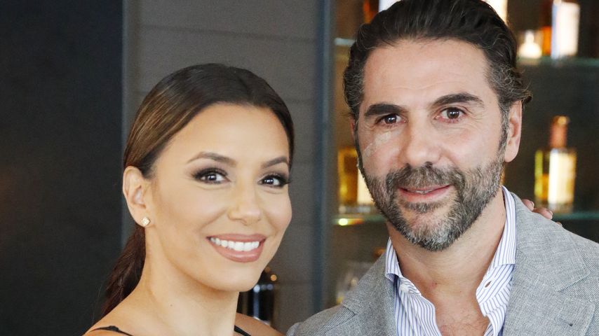 Ganz verliebt: Eva Longoria und José knutschen im Meer