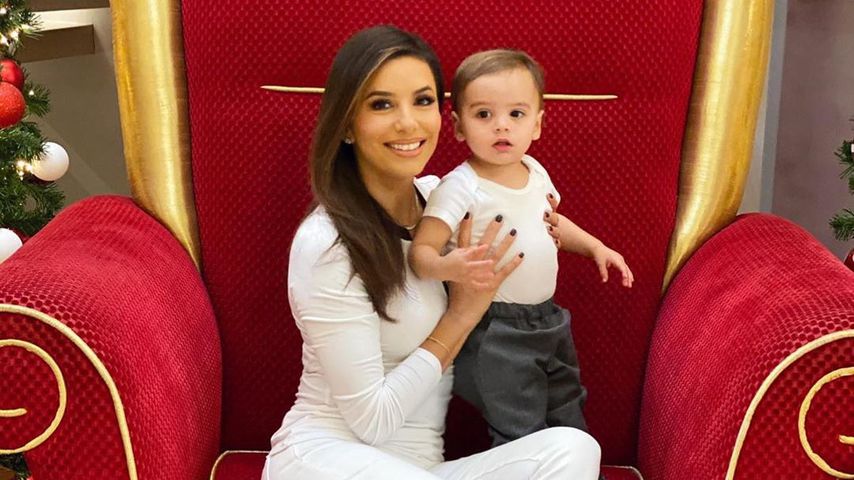 Voller Vorfreude: Eva Longoria tanzt mit Sohn vor Christbaum