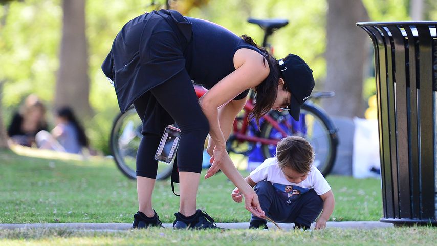 Eva Longoria mit ihrem Sohn Santiago im Park