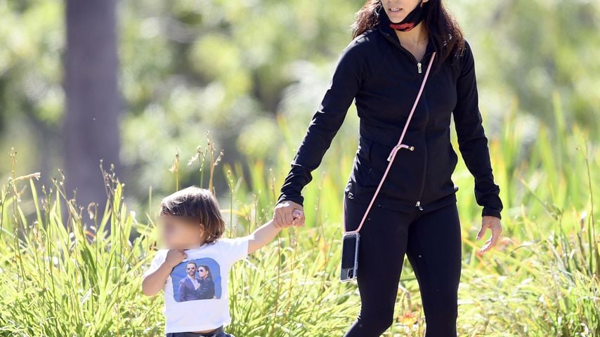 Eva Longoria mit ihrem Sohn Santiago im Park