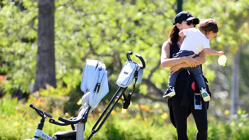 Süß: Hier tollt Eva Longoria mit ihrem Sohn Santiago im Park