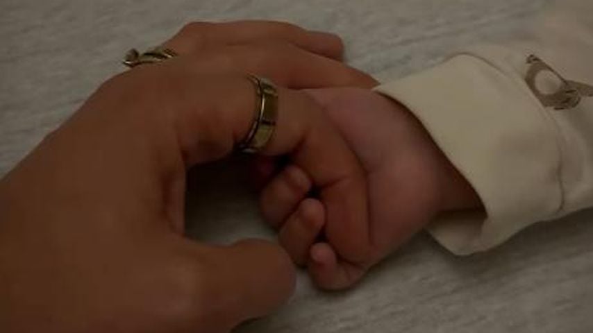 Die Hände von Eva Lott und ihrem Baby Leo, September 2026
