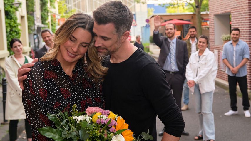 Eva (Claudelle Deckert) und Dominic (Jo Weil) am "Unter uns"-Set