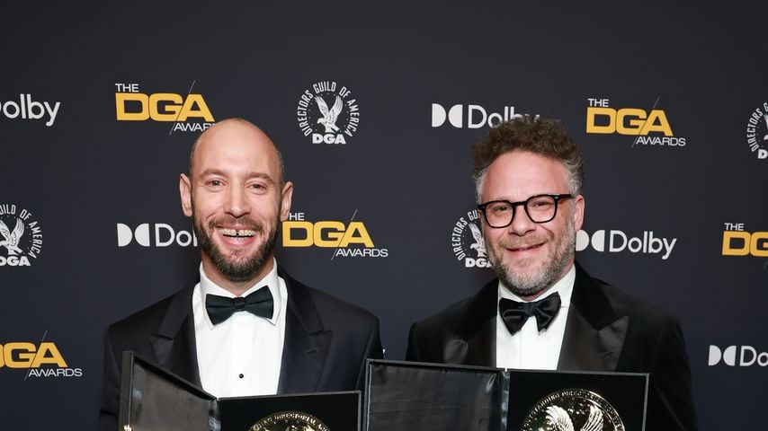 Evan Goldberg und Seth Rogen mit ihren DGA-Awards für "The Studio" in Beverly Hills