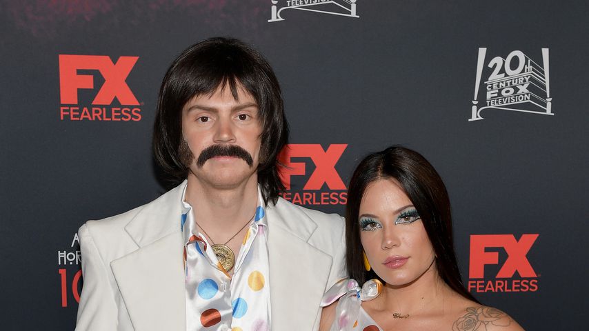 Evan Peters und Halsey bei einer Halloween-Party