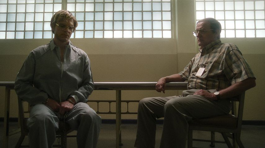 Evan Peters und Richard Jenkins als Jeffrey und Lionel Dahmer
