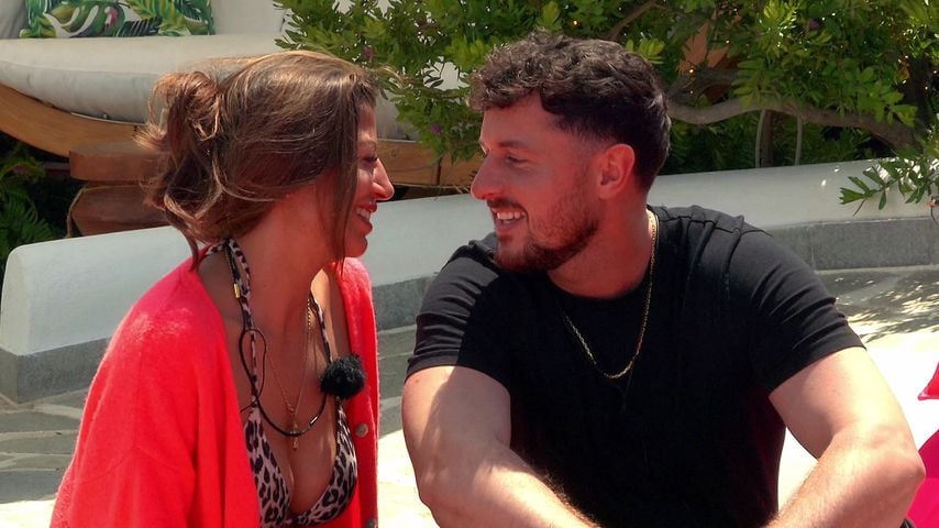 Evanthia Benetatou und Jannik Kontalis in "Love Island VIP"