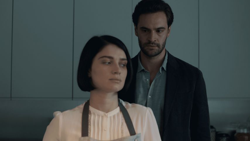 Eve Hewson und Tom Bateman in "Sie weiß von dir"