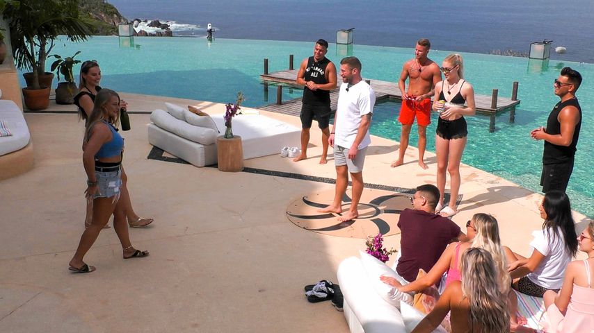 Evelina und Nikita (links) begrüßen die "Paradise Hotel"-Kandidaten