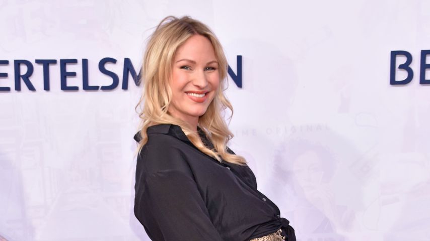 Moderatorin Evelyn Weigert zeigt Babybauch auf Red Carpet