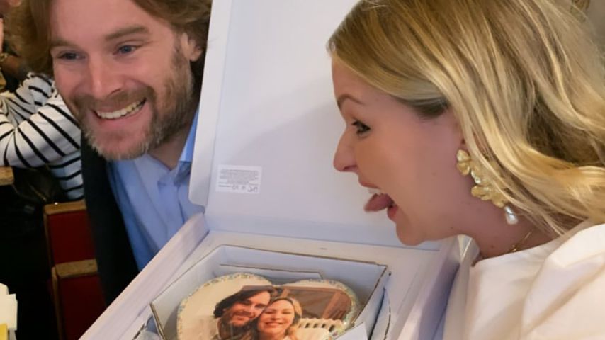 Evelyn Weigert mit ihrer Hochzeitstorte
