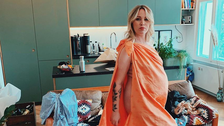 In Tuch gehüllt: Bald-Mama Evelyn Weigert passt nichts mehr