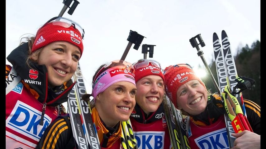 Evi Sachenbacher-Stehle (zweite v.l.) neben Laura Dahlmeier beim Biathlon