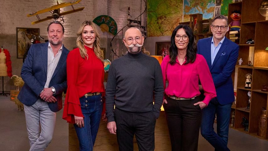 Experten Patrick Lessmann, Bianca Berding, Moderator Horst Lichter, Experten Heide Rezepa-Zabel und Detlev Kümmel bei "Bares für Rares"