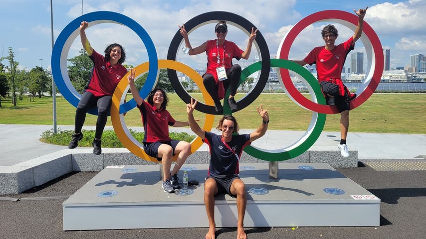 Eya Guezguez, ihre Schwester Sarra und ihr Team bei den Olympischen Spielen