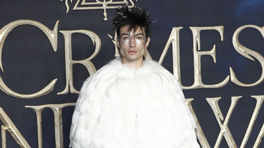 Ezra Miller ganz in Weiß auf der Filmpremiere von "Fantastic Beasts – The Crimes of Grindelwald"
