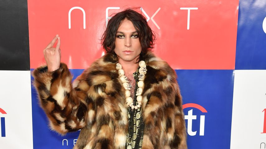 Ezra Miller präsentiert sich gewohnt schrill auf dem roten Teppich