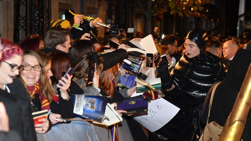 Fan-Service Ezra Miller gibt Autogramme und macht Selfies mit Fans