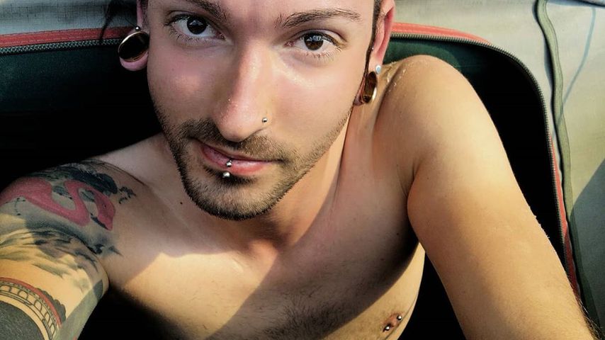"Bares für Rares"-Händler Fabian Kahl zeigt Nippelpiercings