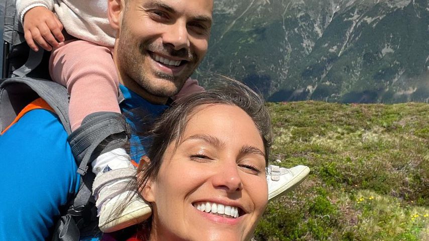 Fabian Nickel und Ziania Rubi mit ihrer Tochter in den Bergen