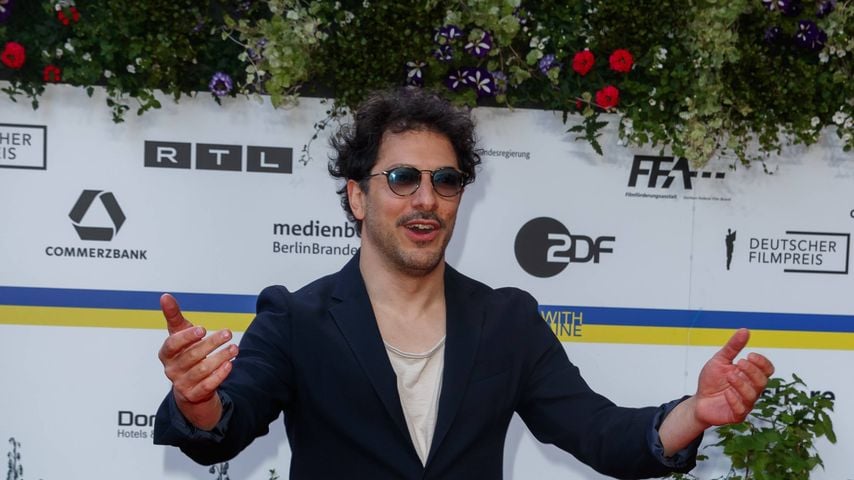 Beim Deutschen Filmpreis 2023: Fahri Yardim auf dem roten Teppich im Theater am Potsdamer Platz in Berlin