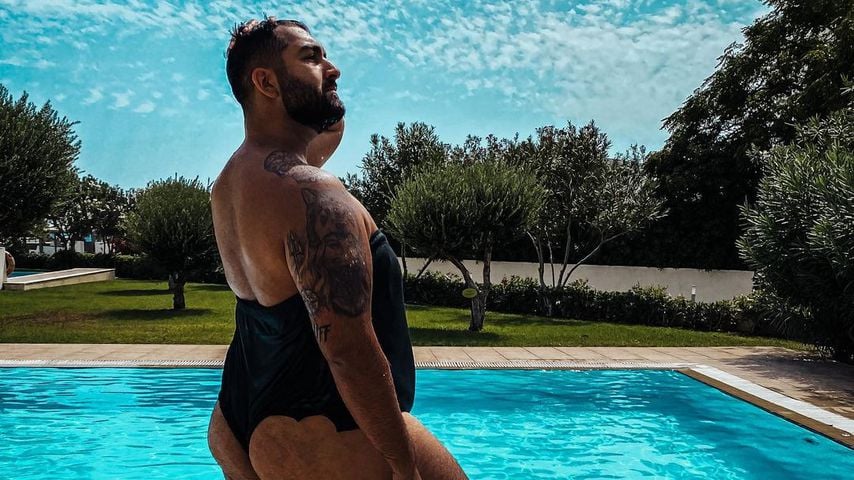 Sexy Badenixe: Faisal Kawusi zeigt seinen Po im Badeanzug!