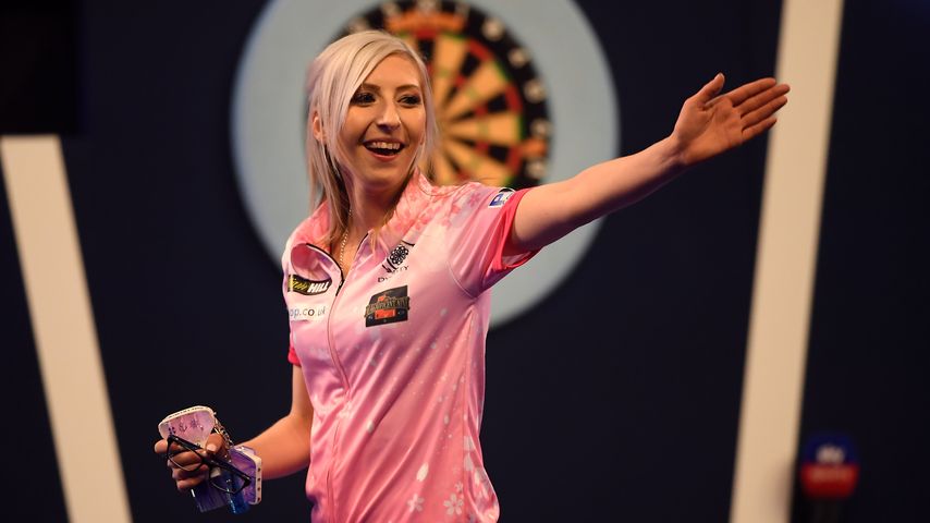 Darts-Profi Fallon Sherrock wirft als erste Frau Neun-Darter