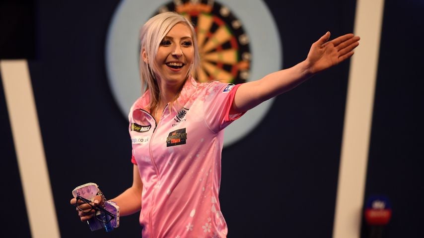 Premiere! Frau gewinnt bei Darts-WM der Männer ein Spiel