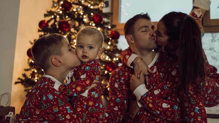 Partnerlook: Sarah Engels teilt Weihnachtsbild mit Familie
