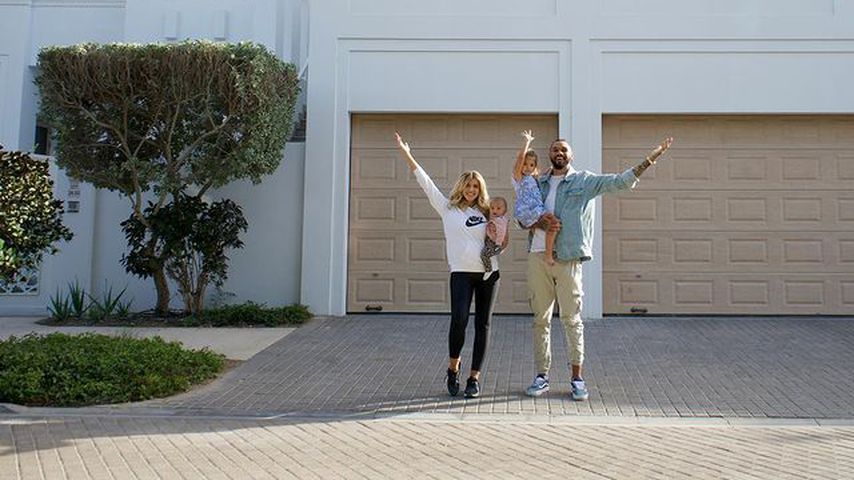 Familie Harrison vor ihrem neuen Haus in Dubai