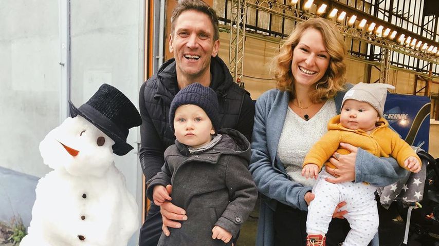 Familie Kusmagk baut einen Schneemann