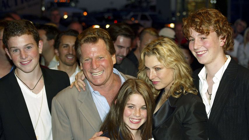 Ryan O'Neal und Tatum O'Neal (Mitte) mit ihren Kindern Sean, Emily and Kevin McEnroe im August 2003
